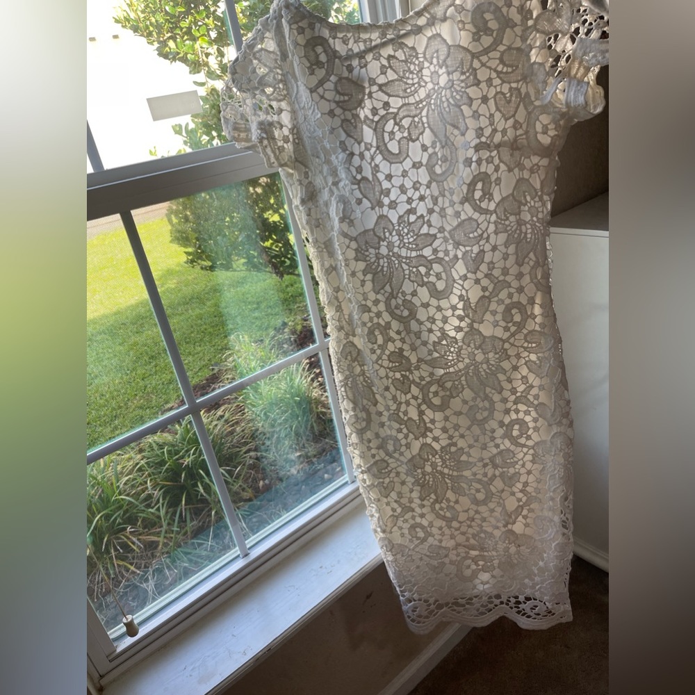 Beautiful white lace dress, fitted